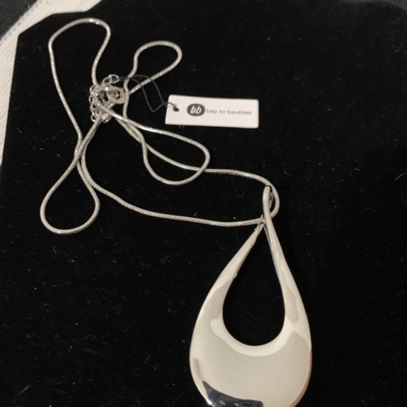 Bay to Baubles (Stitchfix) Necklace Silver Tone Teardrop Pendant NWT Perfect - Picture 4 of 5